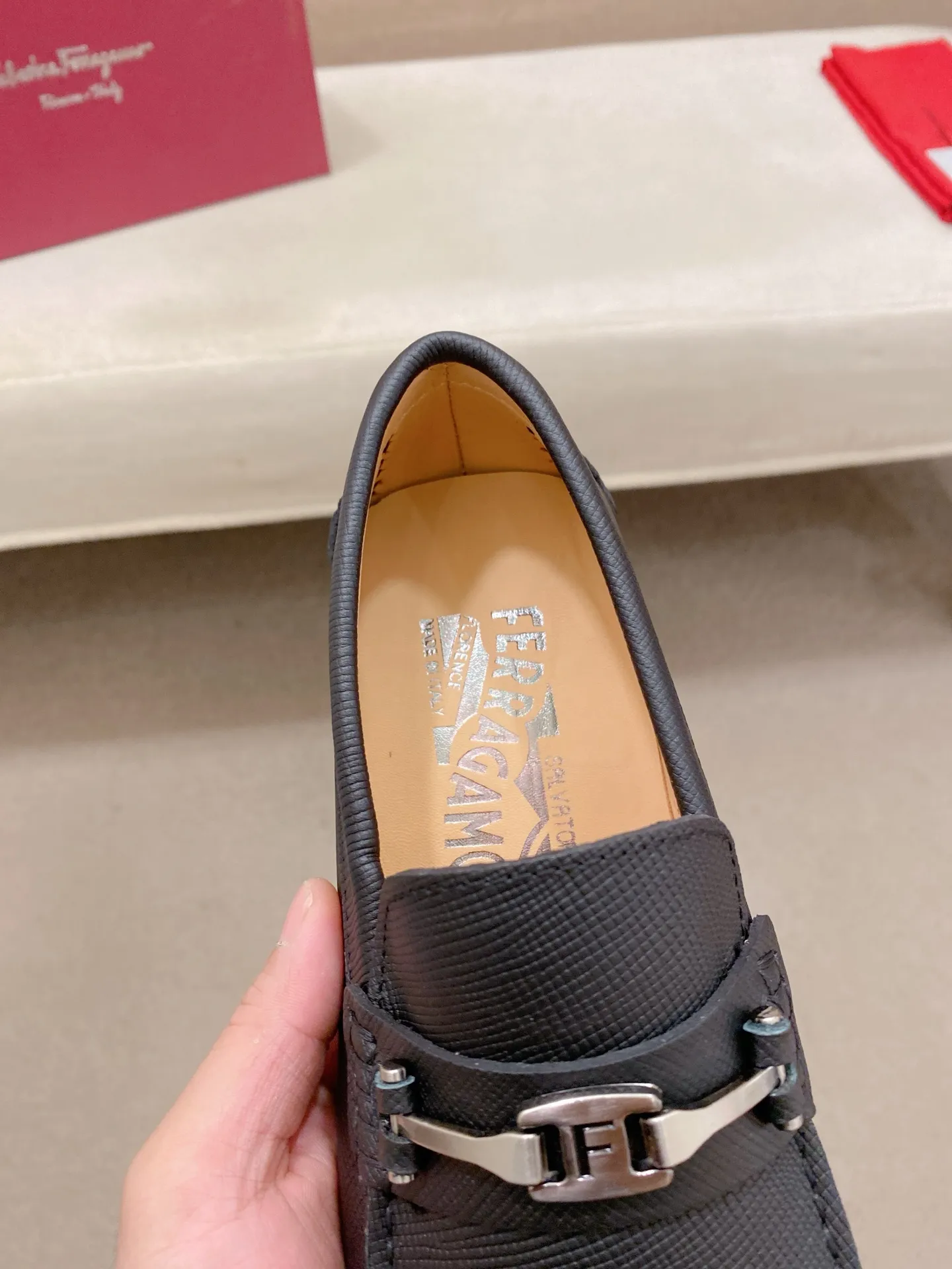 Factory price: 540💰High-end quality! Ferragamo🆕🆕Exclusive hot-selling products in stock🔥🔥New products on the shelves, high-quality Ferragamo men's pea shoes, high-end casual driving shoes, with complete packaging! 💪 💪 Material: imported first-layer cowhide 🐂 + imported high-quality water-dyed cowhide lining + wear-resistant outsole 👍🏻👍🏻 Features: high-end and comfortable, purely handmade 🚀 🚀 Create the perfect shoe that suits you best 🔥 🔥 Size: (38-44) 45 standard size can be customized!